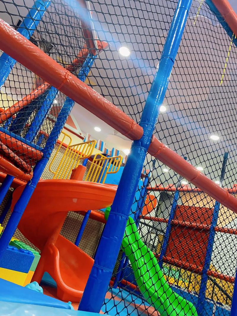 小時候玩會蹦蹦床實屬高奢項目,長大了玩的起了可是體重不允許了
